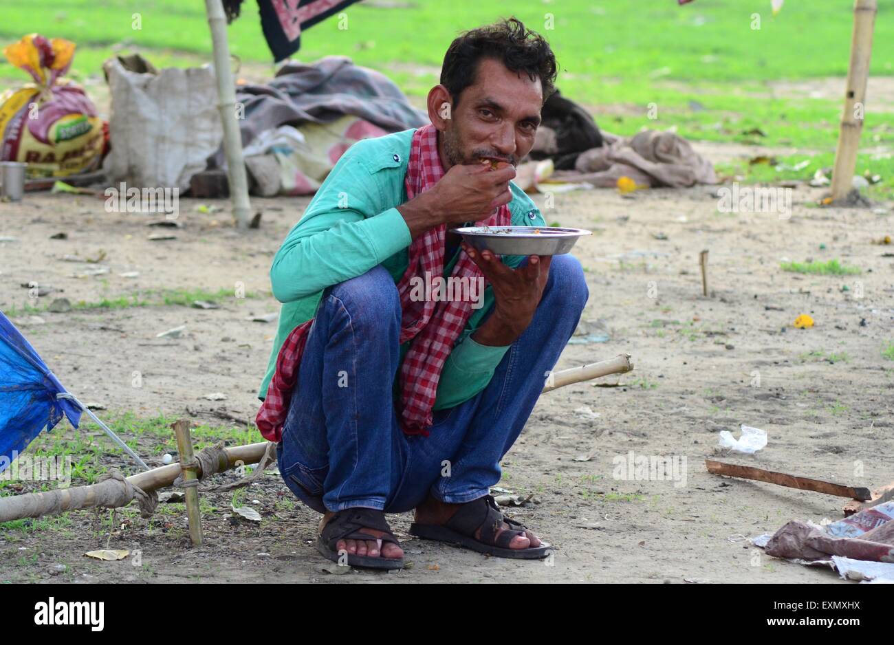 Poor indian children eating Banque de photographies et d’images à haute ...