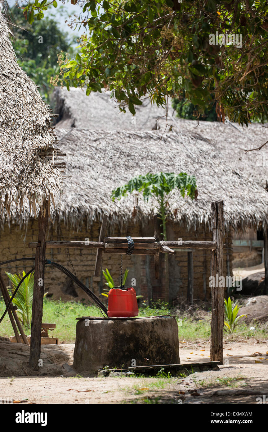 La rivière Xingu, l'État de Para au Brésil. Ilha da Fazenda de règlement. Un puits et l'habitat traditionnel. Banque D'Images