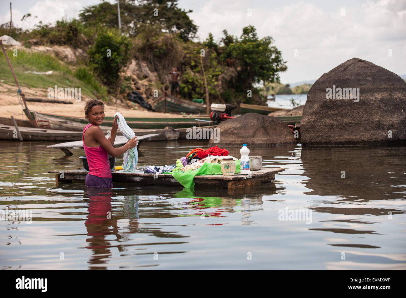 La rivière Xingu, l'État de Para au Brésil. Ilha da Fazenda de règlement. Caboclo girl pour laver le linge dans la rivière. Banque D'Images