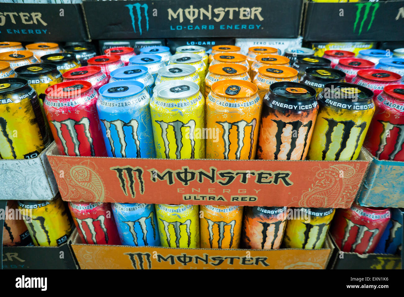 Un affichage de la marque Monster energy drinks en vente dans un magasin de  proximité à New York le Samedi, Juillet 11, 2015. La célèbre boisson  énergétique est partiellement détenues par Coca-Cola. (©