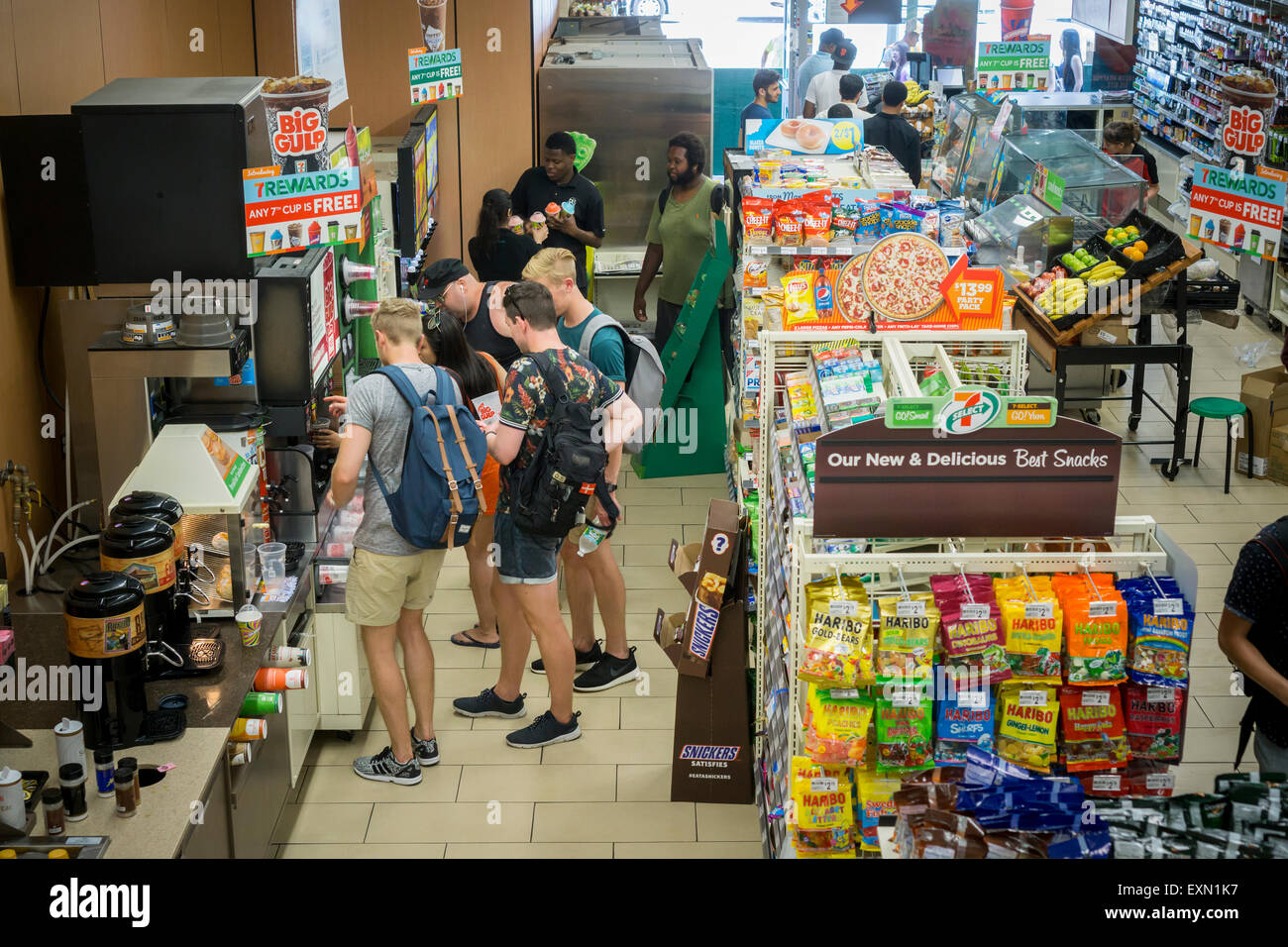 Un magasin 7-Eleven sur Free Slurpee Day à New York le Samedi, Juillet 11, 2015, 7-11 (get it ?). Le 7-Eleven de Slurpee auto-proclamé journée a été un événement annuel au cours des 13 dernières années de donner gratuitement 7oz Slurpees. La glace fondue, populaires, sirupeuse des boissons sont disponibles dans l'alimentation régulière et de saveurs, dans les combinaisons, et les magasins ont stocké jusqu'à l'utilisation des barils de sirop pour répondre à la demande prévue. Les 88 ans s'attend à ce que la chaîne de servir plus de 8 millions de Slurpees aujourd'hui. (© Richard B. Levine) Banque D'Images