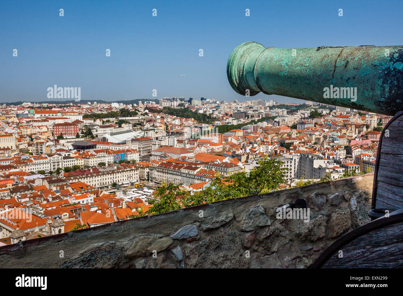 Portugal, Lisbonne, un canon à Castelo de Sao Jorge donnant sur la Baixa Pombaline, le centre-ville de Lisbonne Pombaline Banque D'Images