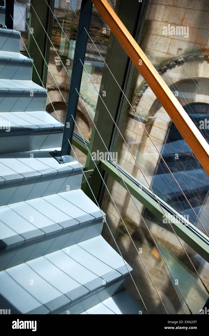 Escalier dans un builfing moderne face à une vieille église Banque D'Images