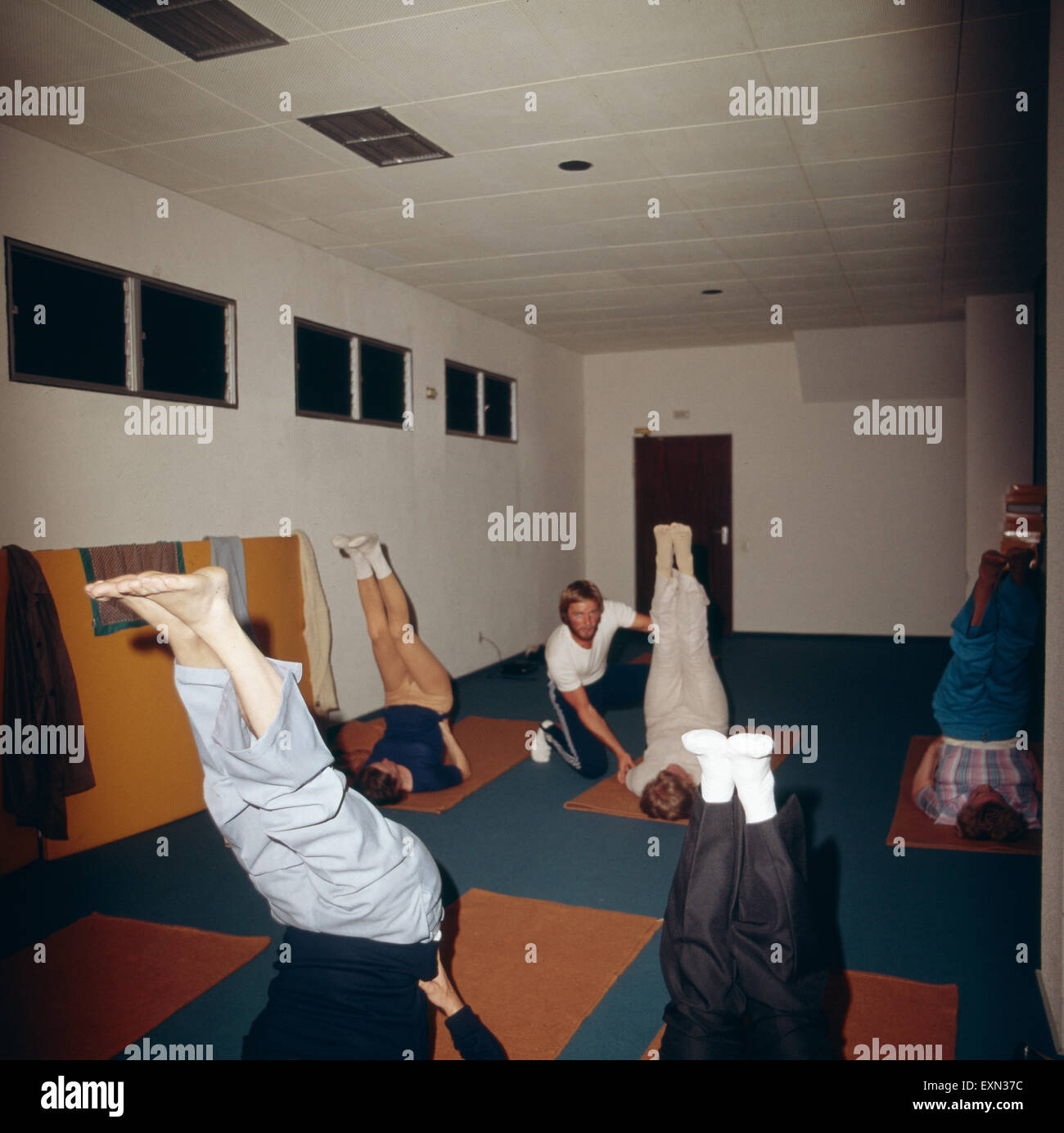 Fitnessgymnastik für Urlauber auf Ibiza, IBIZA 1976. La gymnastique de remise en forme pour les touristes sur l'île de Ibiza Ibiza ; 1976. Banque D'Images