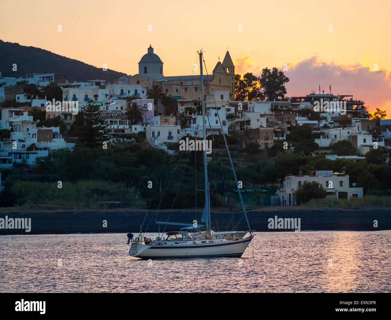 Italie, Sicile, Îles Éoliennes, afin d'Isola Stromboli, bateau à voile au coucher du soleil Banque D'Images