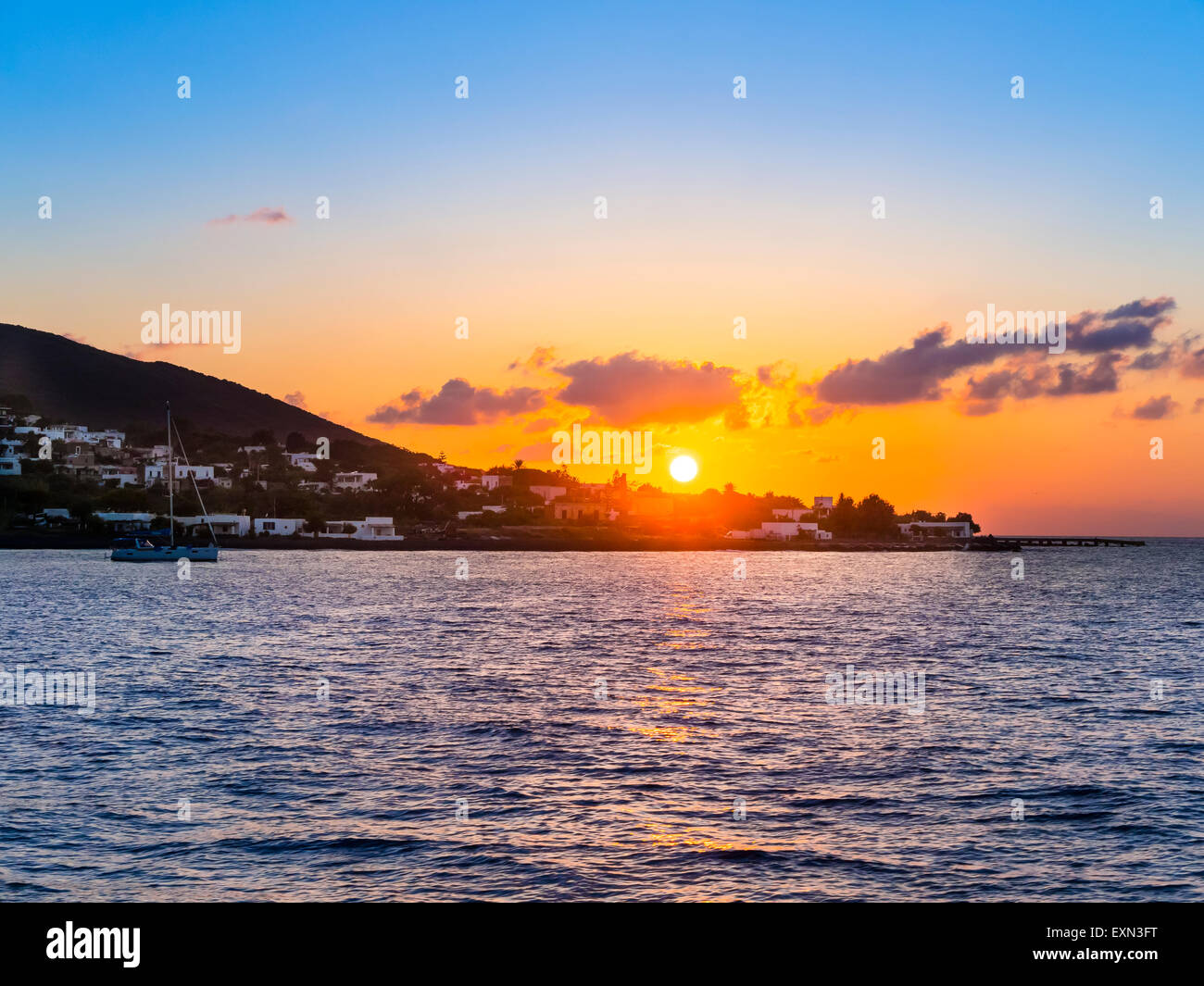 Italie, Sicile, Îles Éoliennes, afin d'Isola Stromboli au coucher du soleil Banque D'Images