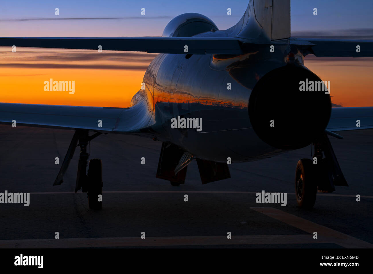 Lockheed T-33 Shooting Star au coucher du soleil. Banque D'Images