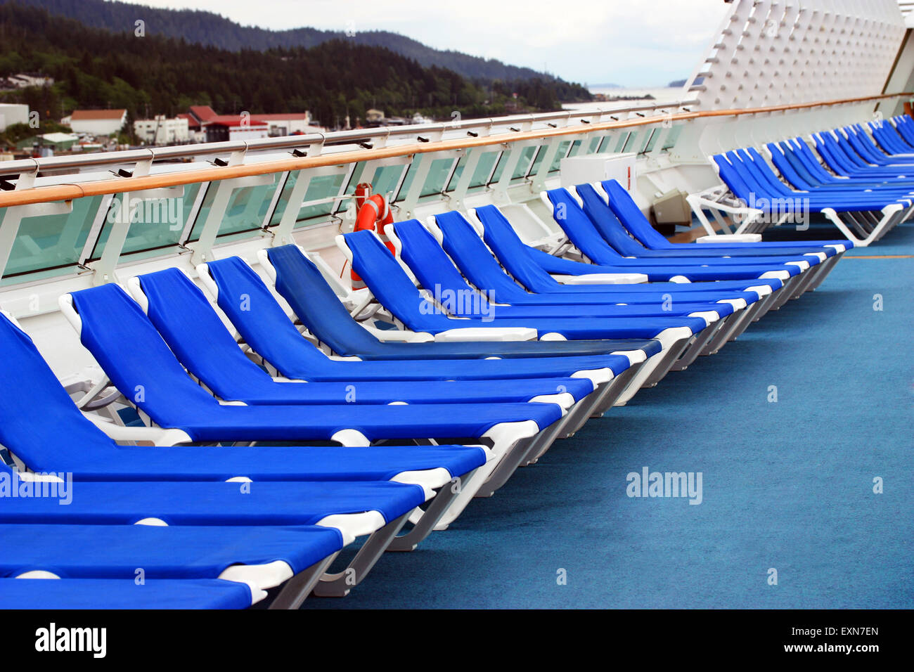 Rangée de chaises de plage on cruise ship deck Banque D'Images