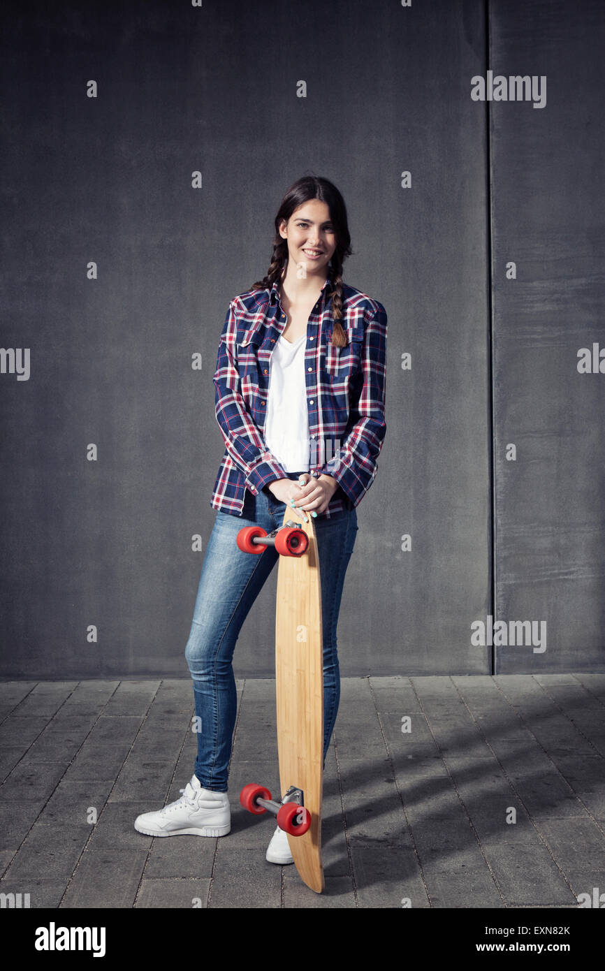 Jeune femme avec longboard Banque D'Images