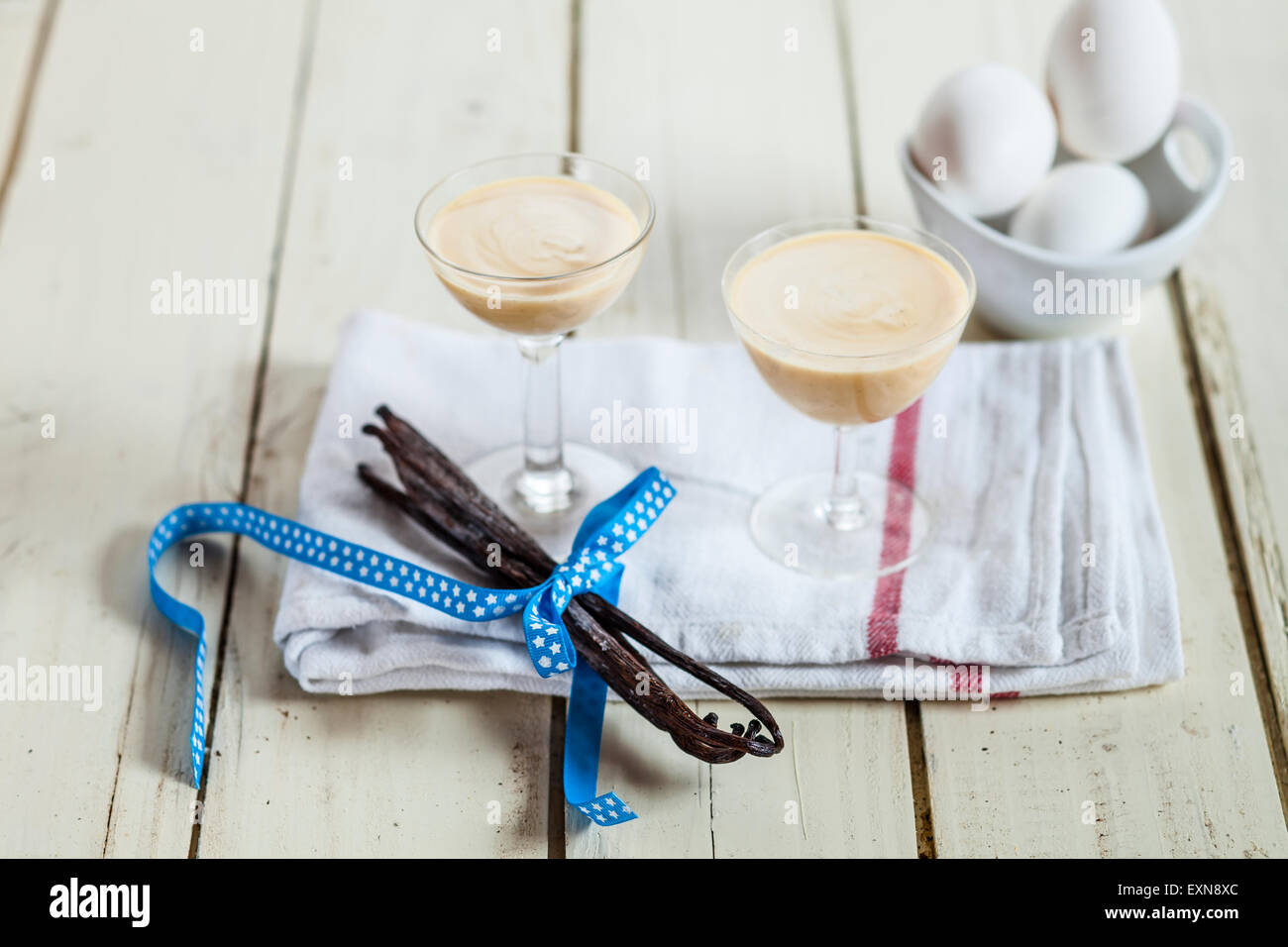 Deux verres de liqueur de vanille et l'oeuf sur un tissu Banque D'Images