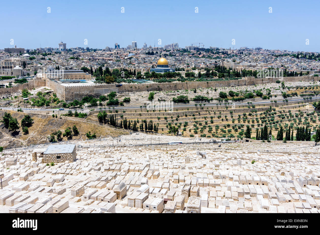 Israël, Jérusalem, vue depuis le Mont Olivet au cimetière juif pour le Dôme du Rocher Banque D'Images