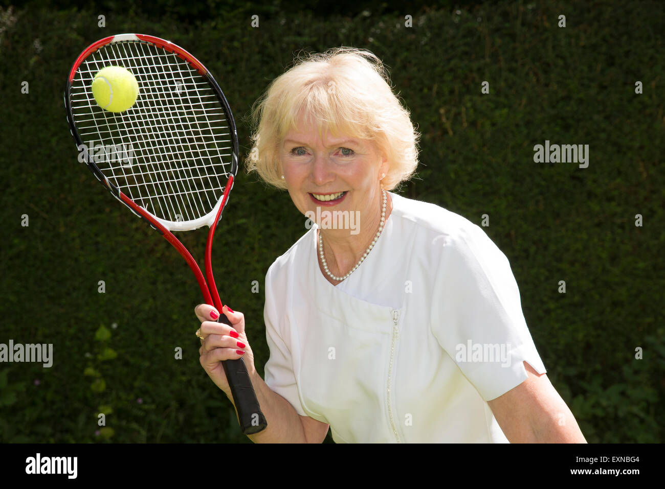 Elderly woman playing game tennis Banque de photographies et d'images à  haute résolution - Alamy