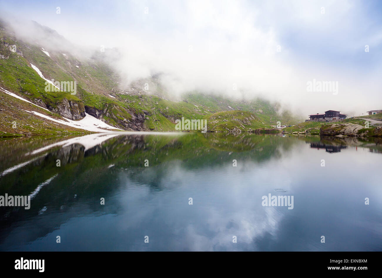 BALEA LAC, Roumanie - 24 juin 2012 : vue idyllique avec lodge typique sur les rives du lac Balea à Fagaras Mountains, en Roumanie. Banque D'Images