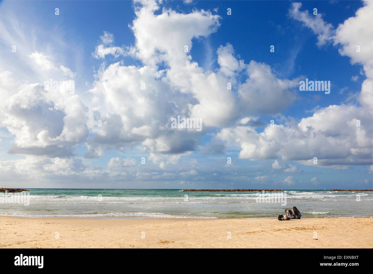 TEL AVIV, ISRAËL - 2 mars 2015 : le reste sur la plage de Tel Aviv Banque D'Images