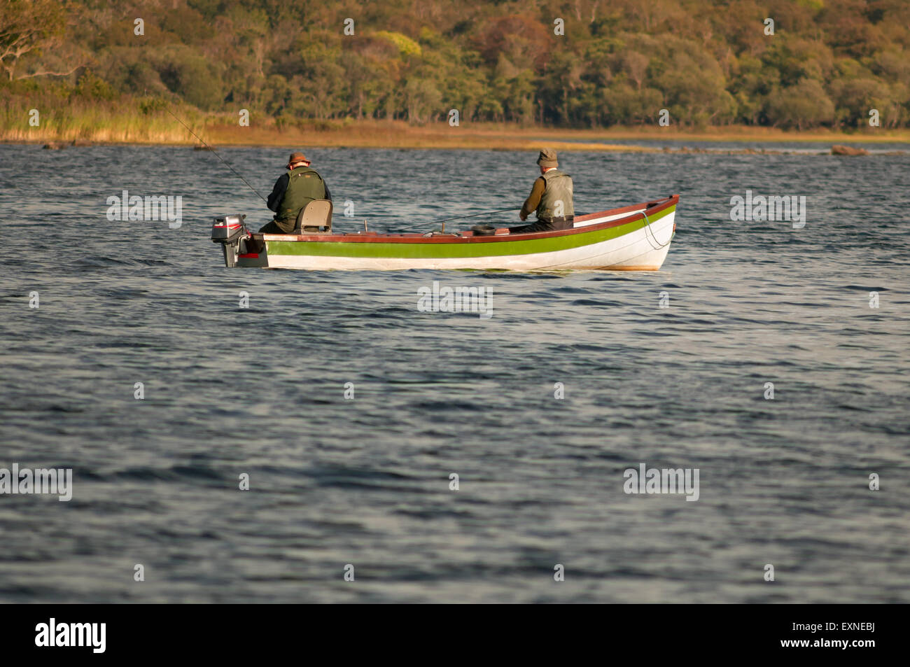 Pêche en Irlande et deux pêcheurs en bateau de pêche pêchent à la mouche dans les lacs de Killarney dans le parc national de Killarney, comté de Kerry, Irlande Europe Banque D'Images