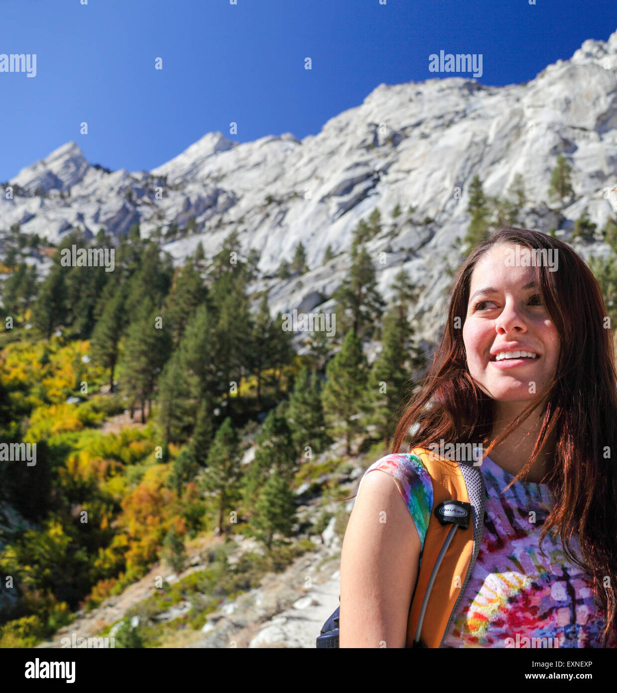 Randonneur sur le Mt. Whitney sentier dans la partie Est de la Sierra à l'automne Banque D'Images