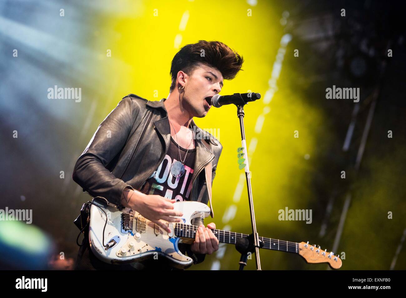 Milan, Italie. 15 juillet, 2015. Stash Fiordispino du groupe rock pop italienne, 'la' Kolors effectue lors de leur concert en direct à EstaThe son marché à Milan. © Roberto Finizio/Pacific Press/Alamy Live News Banque D'Images