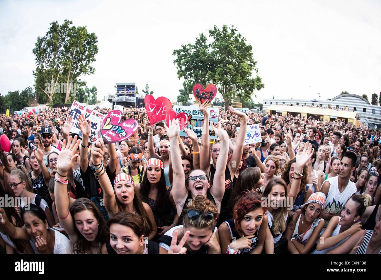 Milan, Italie. 15 juillet, 2015. La foule de l'italien pop rock band l'Kolors représenté sur scène comme ils font à EstaThe son marché à Milan © Roberto Finizio/Pacific Press/Alamy Live News Banque D'Images