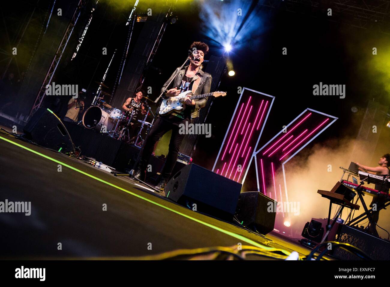 Milan, Italie. 15 juillet, 2015. Stash Fiordispino du groupe rock pop italienne, 'la' Kolors effectue lors de leur concert en direct à EstaThe son marché à Milan. © Roberto Finizio/Pacific Press/Alamy Live News Banque D'Images