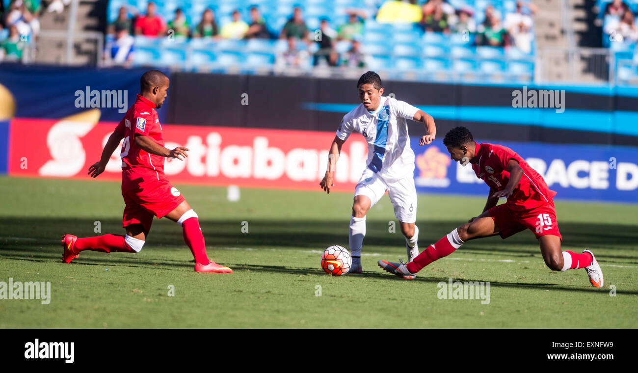 15 juillet 2015:Guatemala Carlos Mejia (6) répartit Cuba defender Andy Vaquero (2) et Cuba defender Adrian Diz Pe (15) au cours de la Gold Cup 2015 match du groupe C entre Cuba et le Guatemala au stade Bank of America à Charlotte, Caroline du Nord. Banque D'Images