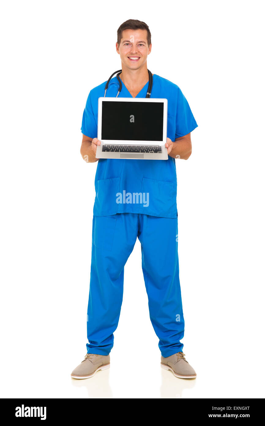 Heureux jeune médecin présentation ordinateur portable isolé sur fond blanc Banque D'Images