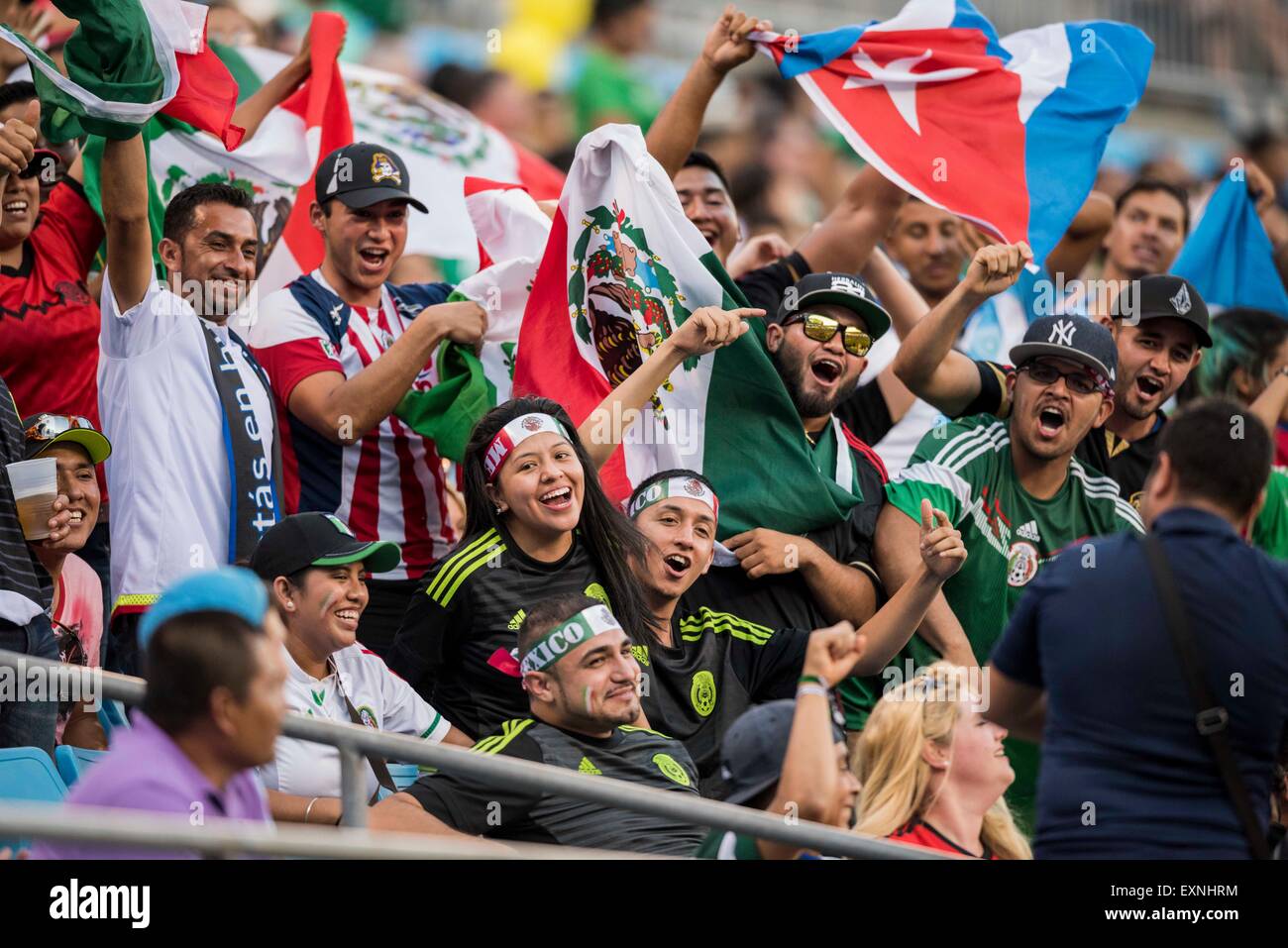 Charlotte, NC, USA. 15 juillet, 2015. Un groupe de fans du Mexique principalement au cours de la Gold Cup de la CONCACAF phase groupe match entre Cuba et le Guatemala au stade Bank of America à Charlotte, NC. Jacob Kupferman/CSM/Alamy Live News Banque D'Images