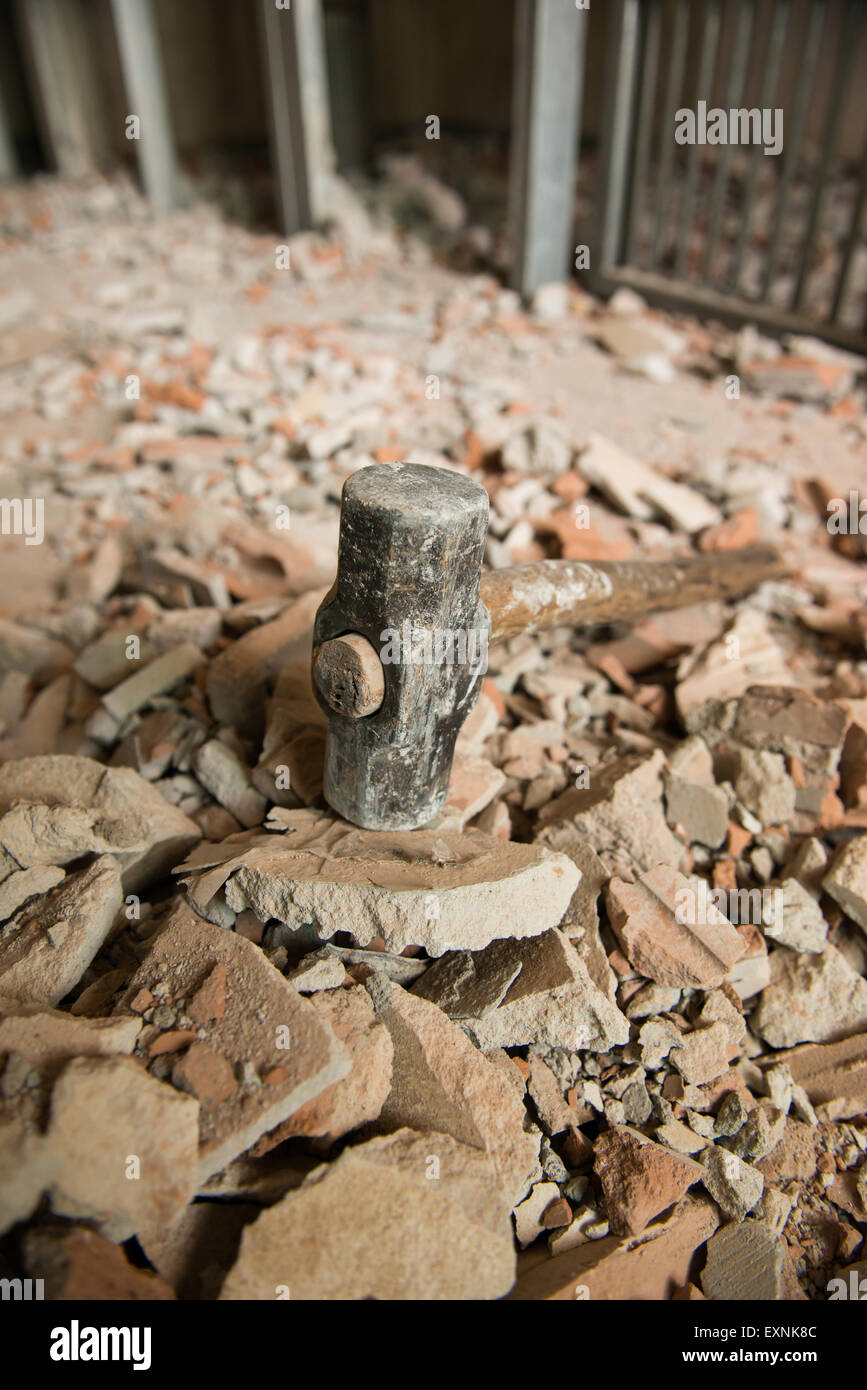 Marteau lourd détruire le mur de brique Banque D'Images