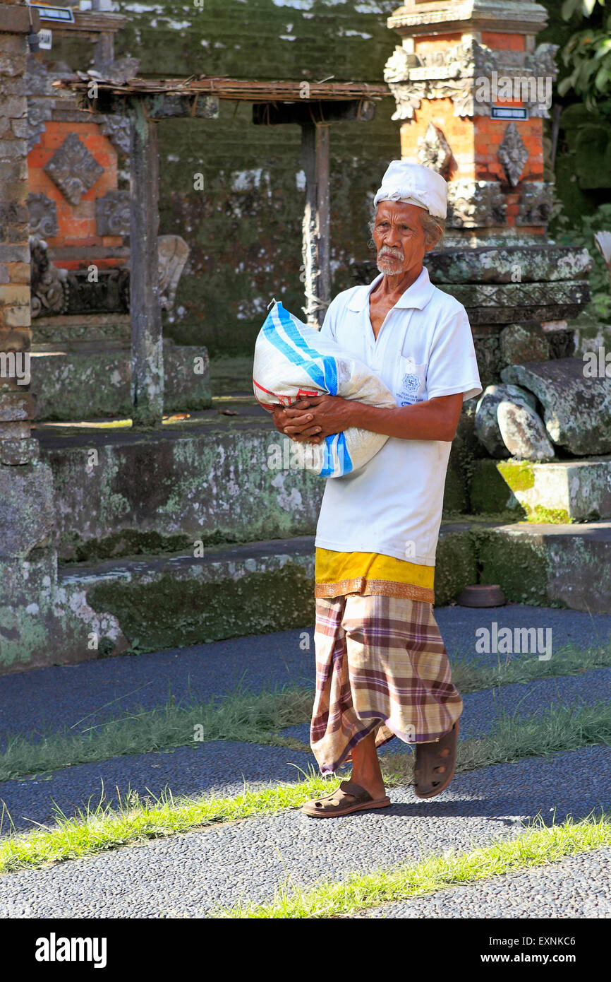 Un vieux prêtre au Temple Pura Samuan Tiga, Bedulu, Ubud. Bali, Indonésie Banque D'Images