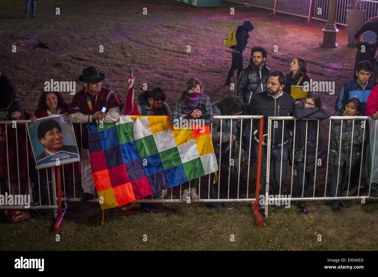 Buenos Aires, Buenos Aires, Argentine. 15 juillet, 2015. Les résidents de l'Argentine et de Bolivie regarder la cérémonie spectaculaire le dévoilement d'une statue de l'indépendance bolivienne Juana Azurduy héroïne de guerre. La statue est un cadeau de la République de Bolivie et remplace une statue de Christophe Colomb. Credit : Patricio Murphy/ZUMA/Alamy Fil Live News Banque D'Images