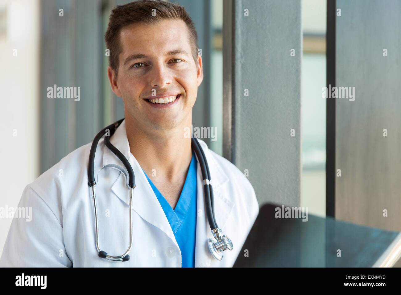 Smiling medical professional with stethoscope Banque D'Images