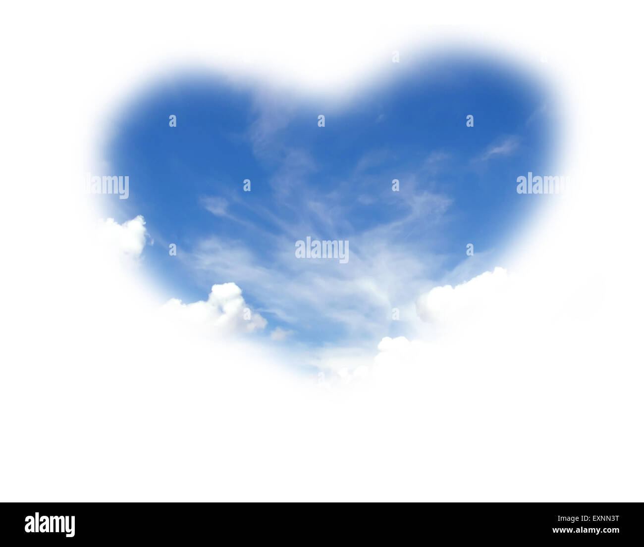 Forme de coeur ciel nuageux isolé sur fond blanc Banque D'Images