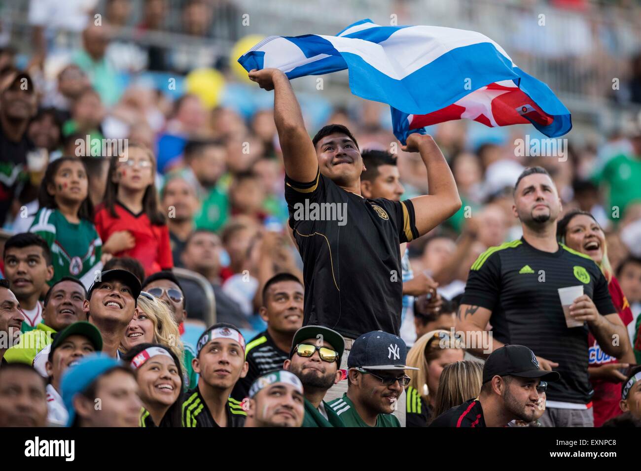 Charlotte, NC, USA. 15 juillet, 2015. Un ventilateur vagues un drapeau de Cuba au cours de la Gold Cup de la CONCACAF phase groupe match entre Cuba et le Guatemala au stade Bank of America à Charlotte, NC. Jacob Kupferman/CSM/Alamy Live News Banque D'Images