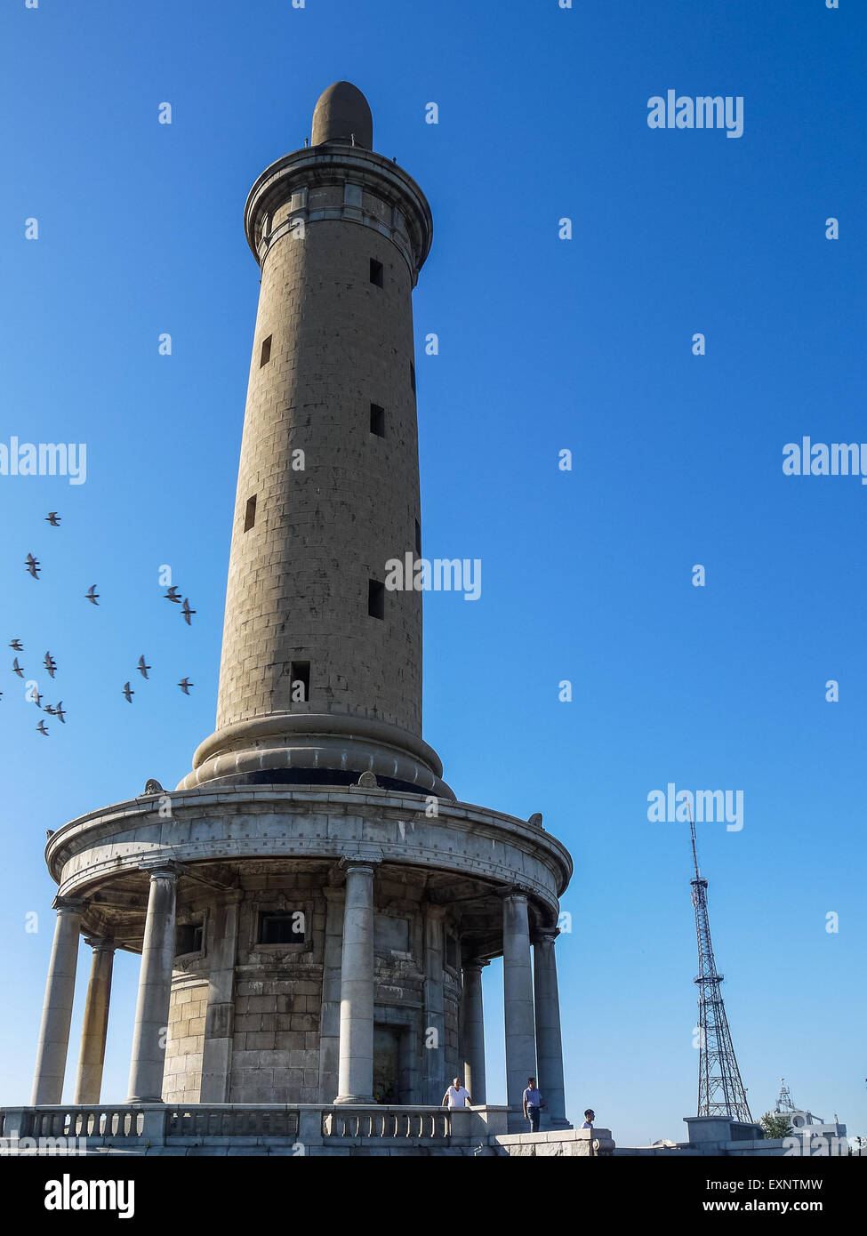 Les oiseaux s'envolent Hill Tower Jade blanc dans le ciel bleu, Lunshunkou District, Dalian Banque D'Images