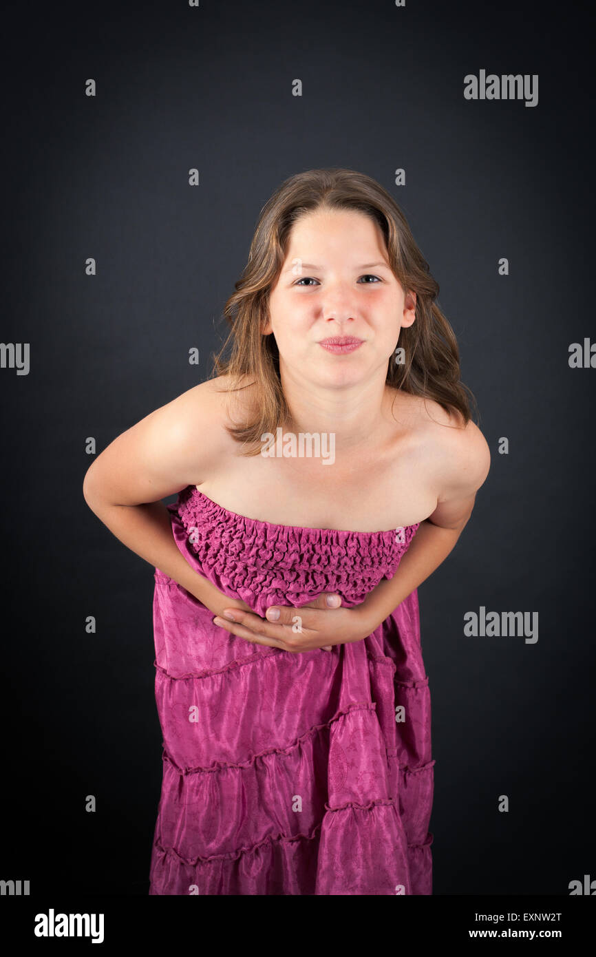 Belle jeune fille faisant des expressions différentes dans différents ensembles de vêtements