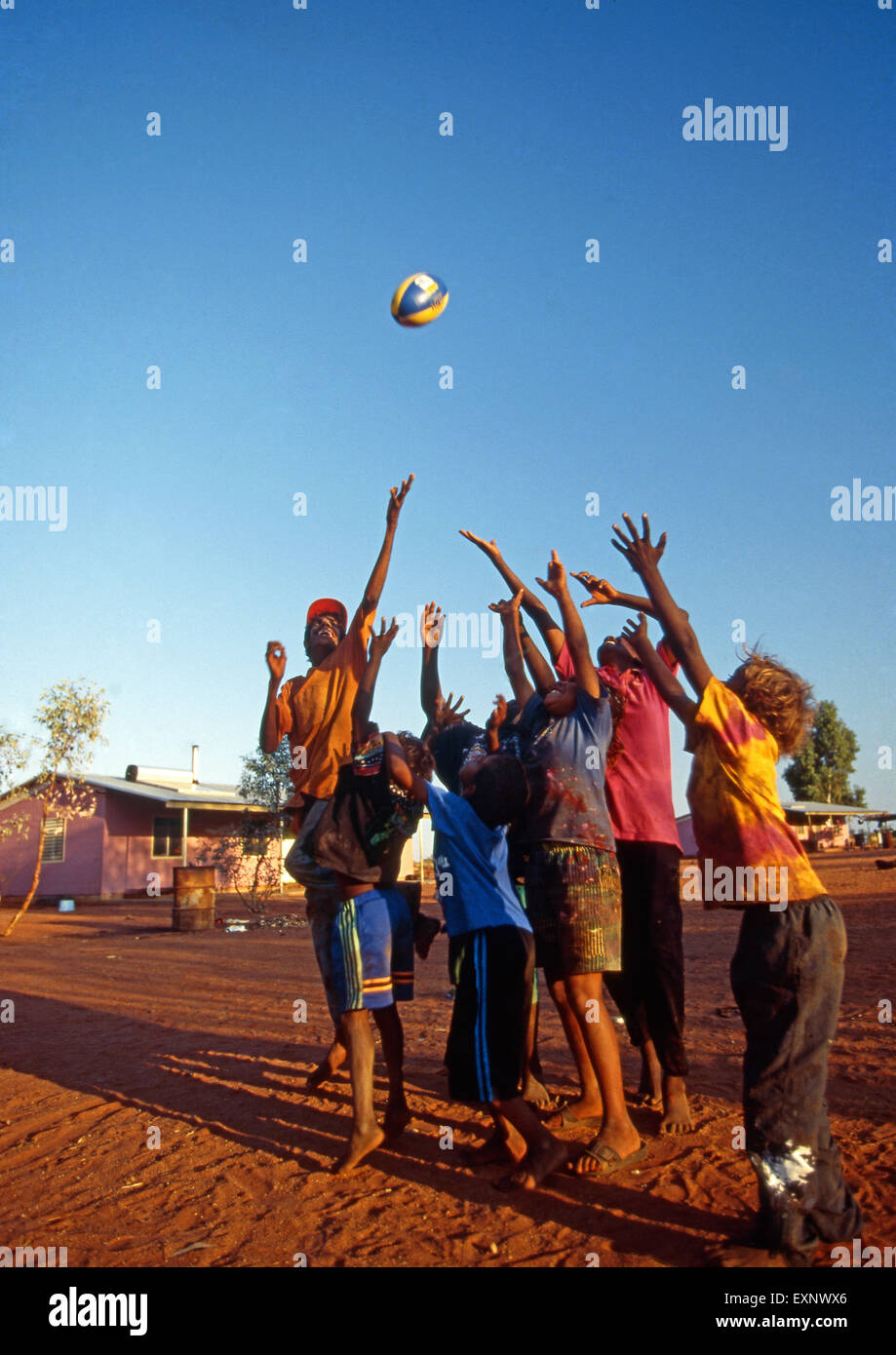 Les jeunes enfants autochtones à jouer au football, Yuelamu (Mount Allan) dans le Territoire du Nord, Australie. Banque D'Images