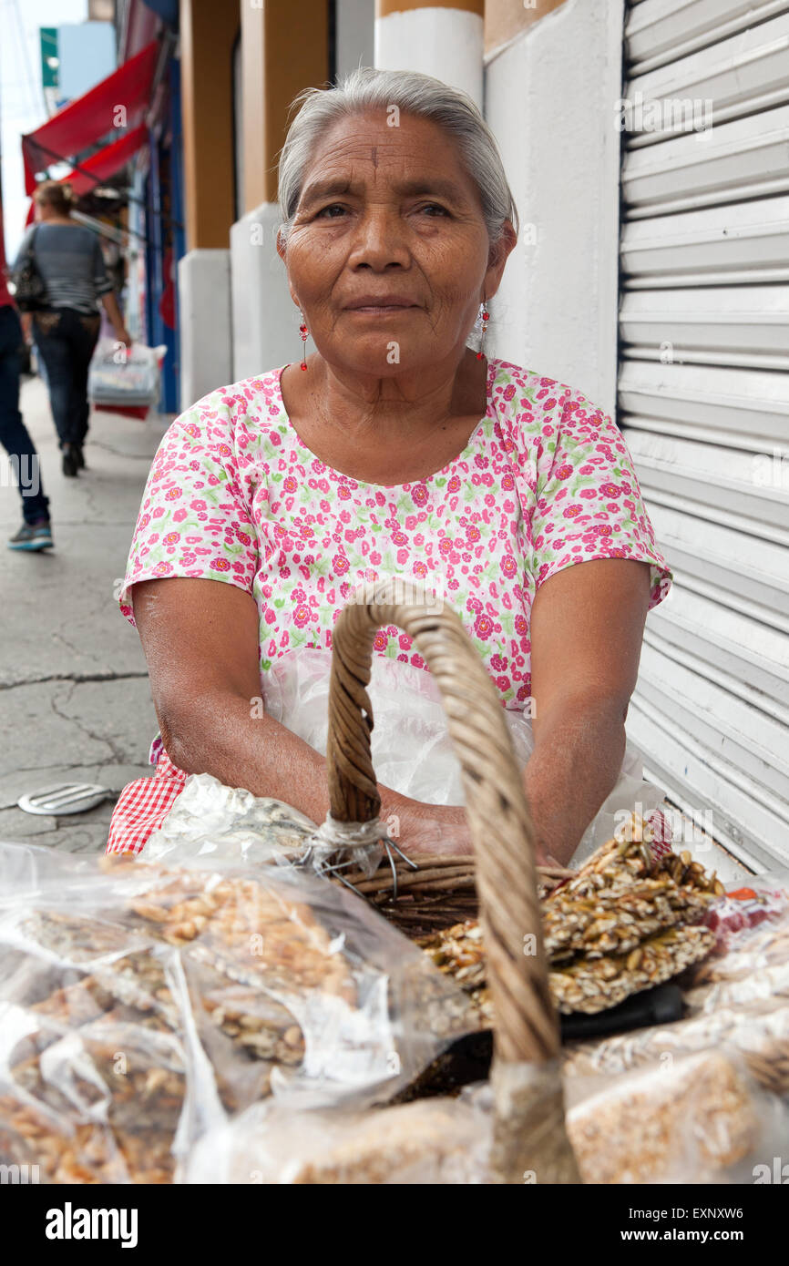 Vieille Femme vendant des bonbons traditionnels mexicains dans la rue à Oaxaca, au Mexique. Le nom de la Banque D'Images