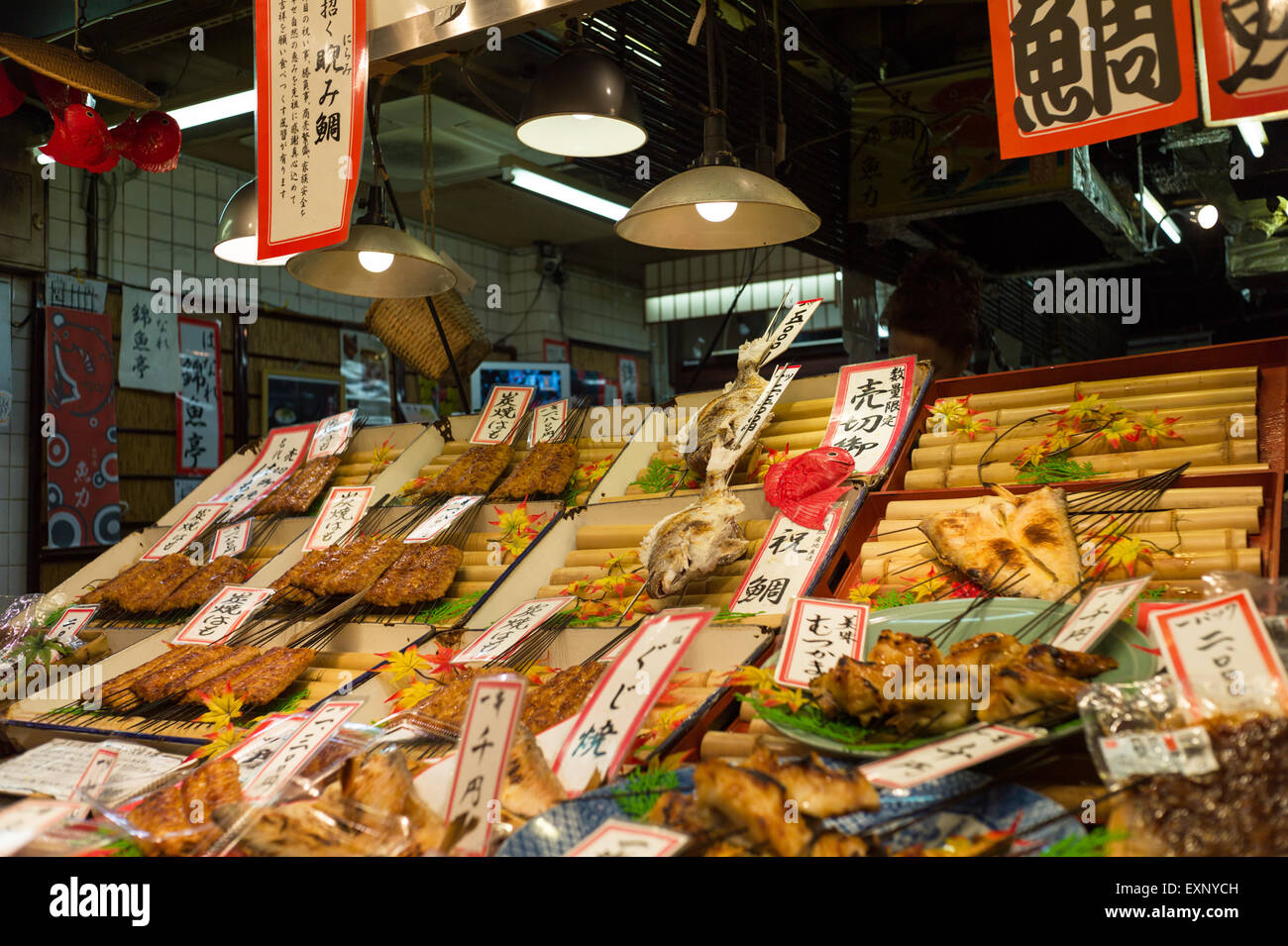 Food stand au marché de l'Nishki à Kyoto. Le Japon Banque D'Images