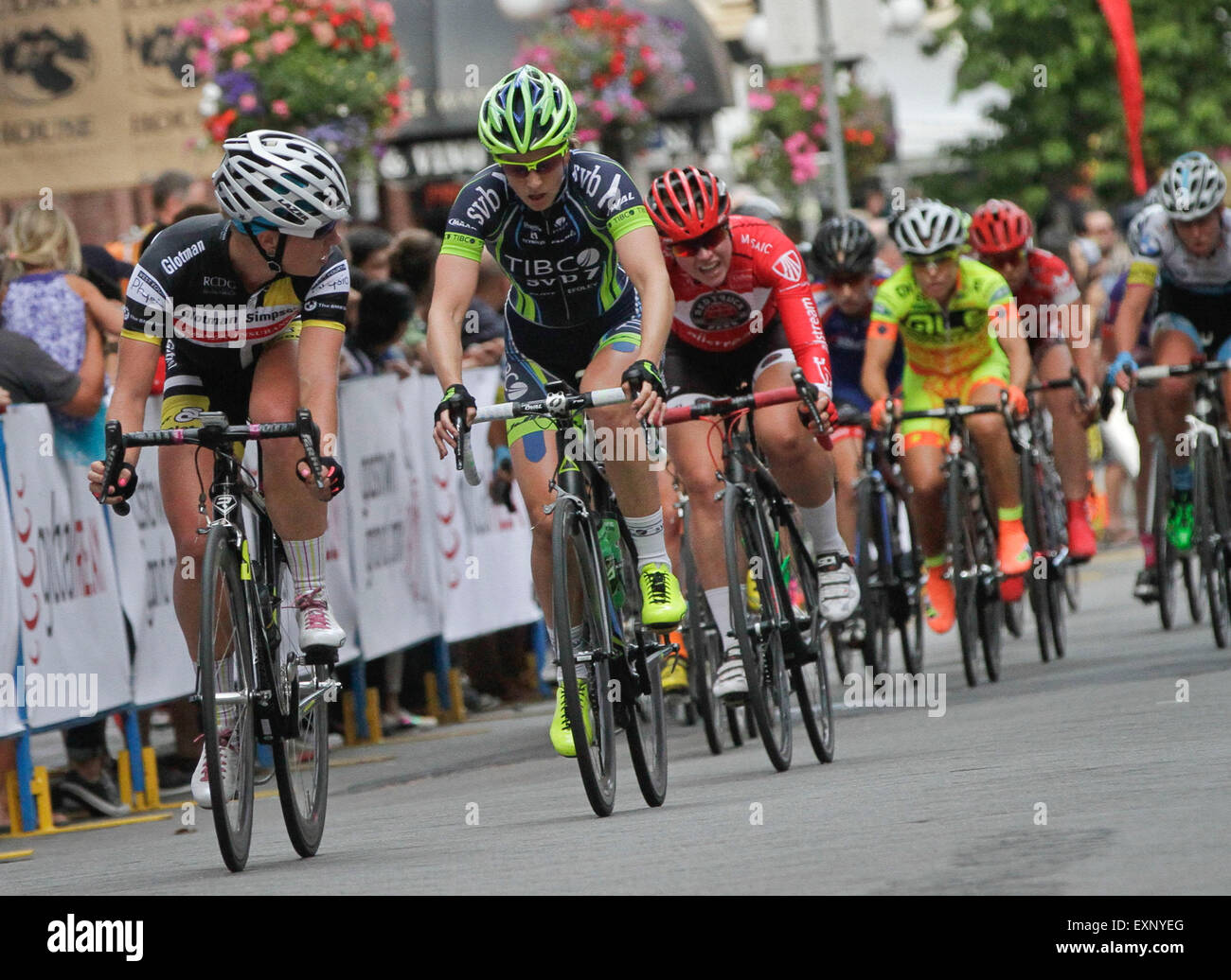 Vancouver, Canada. 15 juillet, 2015. Riders en compétition lors de la 42ème Grand Prix de Gastown à Vancouver, Canada, Juillet 15, 2015. Somme de 237 cyclistes professionnels participent à la 42e Global Relay Gastown Grand Prix sur les rues historiques du centre-ville de Vancouver. Le concours est considéré comme la plus ancienne d'Amérique du Nord et l'une des plus grandes course de VTT qui attire des milliers de spectateurs à venir. Credit : Liang sen/Xinhua/Alamy Live News Banque D'Images