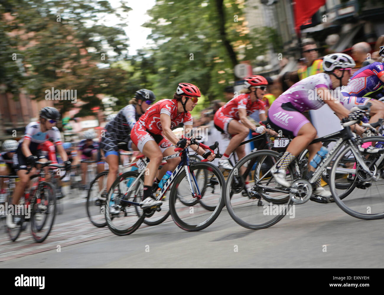 Vancouver, Canada. 15 juillet, 2015. Riders en compétition lors de la 42ème Grand Prix de Gastown à Vancouver, Canada, Juillet 15, 2015. Somme de 237 cyclistes professionnels participent à la 42e Global Relay Gastown Grand Prix sur les rues historiques du centre-ville de Vancouver. Le concours est considéré comme la plus ancienne d'Amérique du Nord et l'une des plus grandes course de VTT qui attire des milliers de spectateurs à venir. Credit : Liang sen/Xinhua/Alamy Live News Banque D'Images