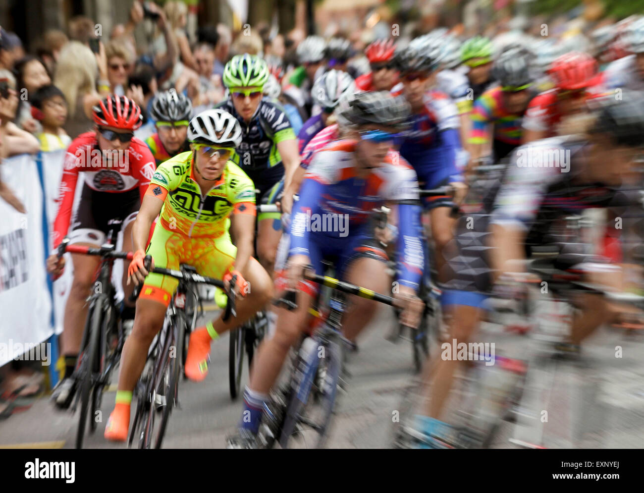 Vancouver, Canada. 15 juillet, 2015. Riders en compétition lors de la 42ème Grand Prix de Gastown à Vancouver, Canada, Juillet 15, 2015. Somme de 237 cyclistes professionnels participent à la 42e Global Relay Gastown Grand Prix sur les rues historiques du centre-ville de Vancouver. Le concours est considéré comme la plus ancienne d'Amérique du Nord et l'une des plus grandes course de VTT qui attire des milliers de spectateurs à venir. Credit : Liang sen/Xinhua/Alamy Live News Banque D'Images