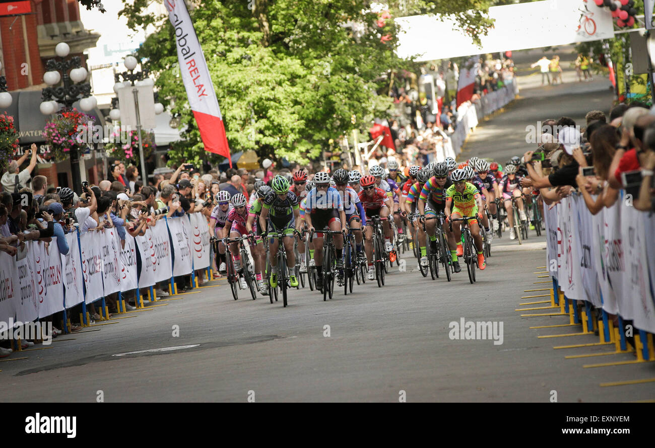 Vancouver, Canada. 15 juillet, 2015. Riders en compétition lors de la 42ème Grand Prix de Gastown à Vancouver, Canada, Juillet 15, 2015. Somme de 237 cyclistes professionnels participent à la 42e Global Relay Gastown Grand Prix sur les rues historiques du centre-ville de Vancouver. Le concours est considéré comme la plus ancienne d'Amérique du Nord et l'une des plus grandes course de VTT qui attire des milliers de spectateurs à venir. Credit : Liang sen/Xinhua/Alamy Live News Banque D'Images