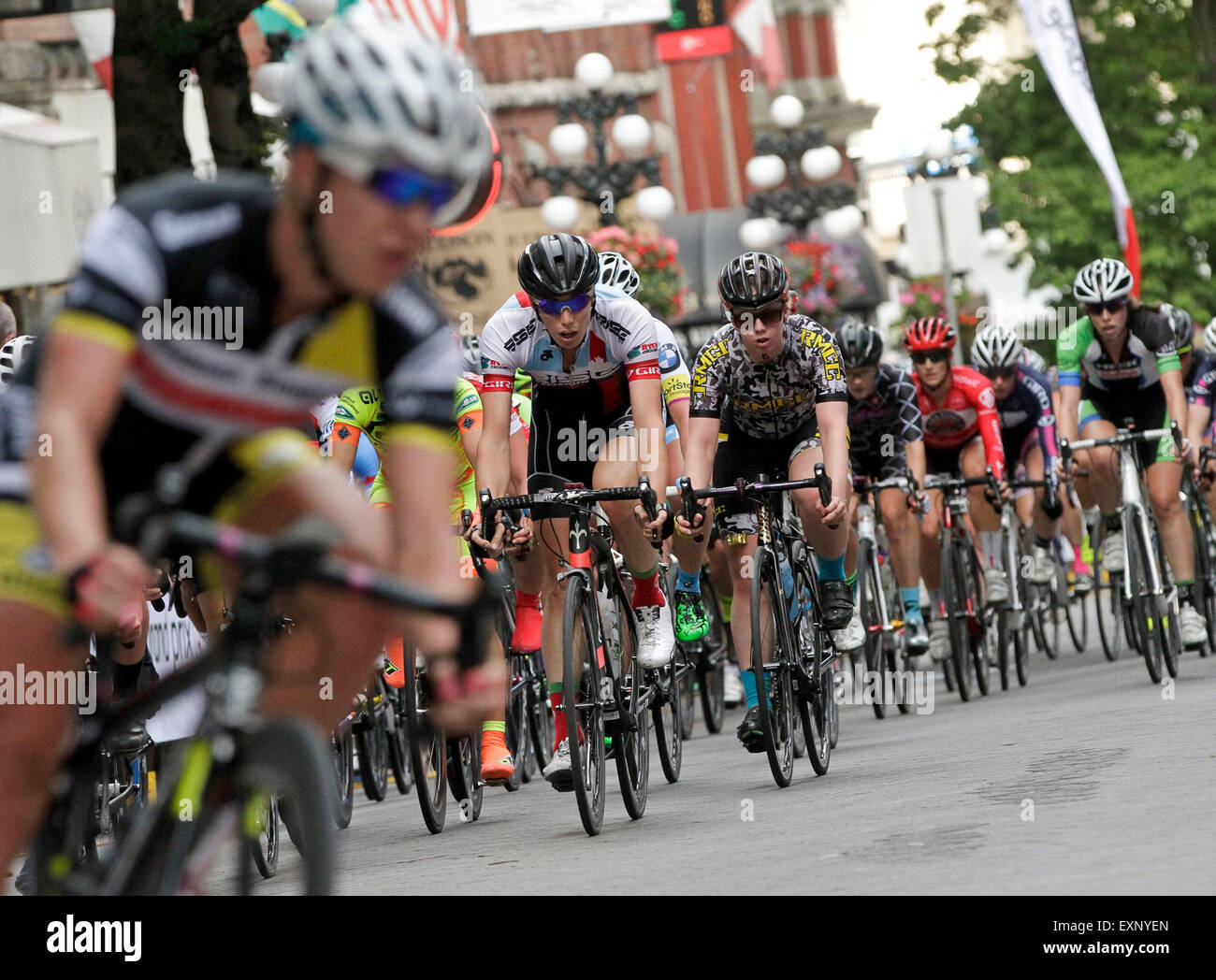 Vancouver, Canada. 15 juillet, 2015. Riders en compétition lors de la 42ème Grand Prix de Gastown à Vancouver, Canada, Juillet 15, 2015. Somme de 237 cyclistes professionnels participent à la 42e Global Relay Gastown Grand Prix sur les rues historiques du centre-ville de Vancouver. Le concours est considéré comme la plus ancienne d'Amérique du Nord et l'une des plus grandes course de VTT qui attire des milliers de spectateurs à venir. Credit : Liang sen/Xinhua/Alamy Live News Banque D'Images