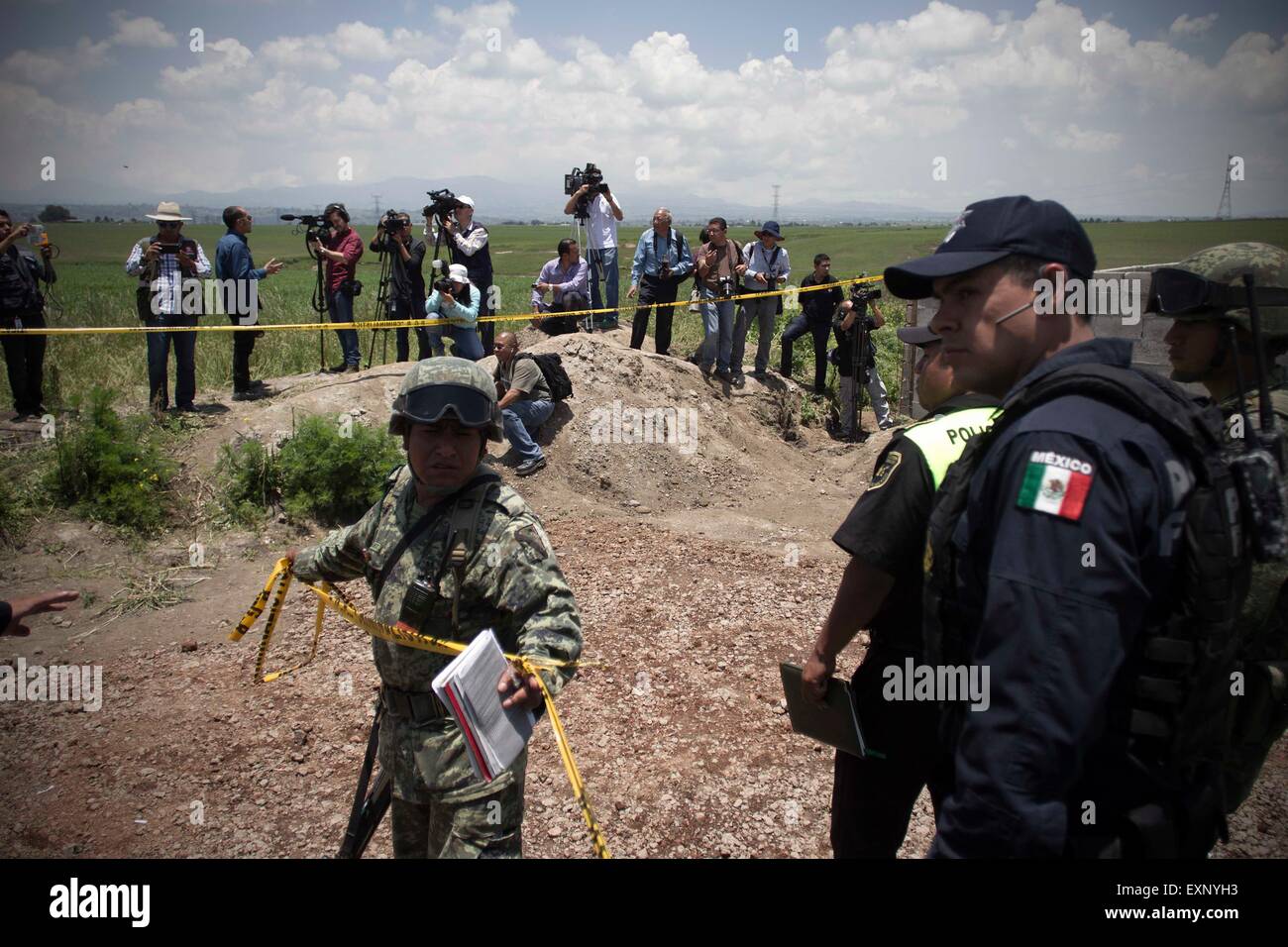 Almoloya de Juarez, au Mexique. 15 juillet, 2015. Les forces de sécurité montent la garde dans les environs de la prétendue maison où a été construit le tunnel, par lequel s'est échappé de prison de la drogue du Mexique Joaquin "El Chapo" Guzman, à Almoloya de Juarez, à la périphérie de la ville de Mexico, Mexique, le 15 juillet 2015. Guzman, chef du cartel de la drogue de Sinaloa, a disparu de la prison de l'Altiplano à sécurité maximale à l'extérieur de la ville de Mexico samedi soir, selon la Commission nationale de sécurité. (Xinhua/Alejandro Ayala) Credit : Xinhua/Alamy Live News Banque D'Images