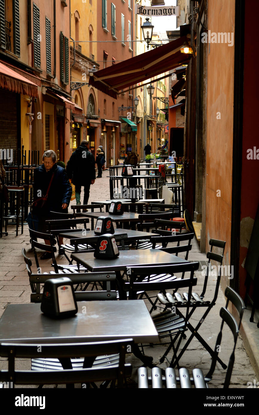 La rue étroite de la Via Pescherie Vecchie à Bologne, Italie Banque D'Images