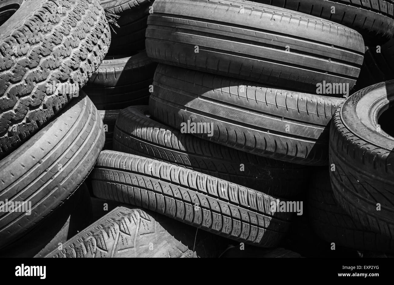 Tas de vieux pneus usés utilisés Banque D'Images