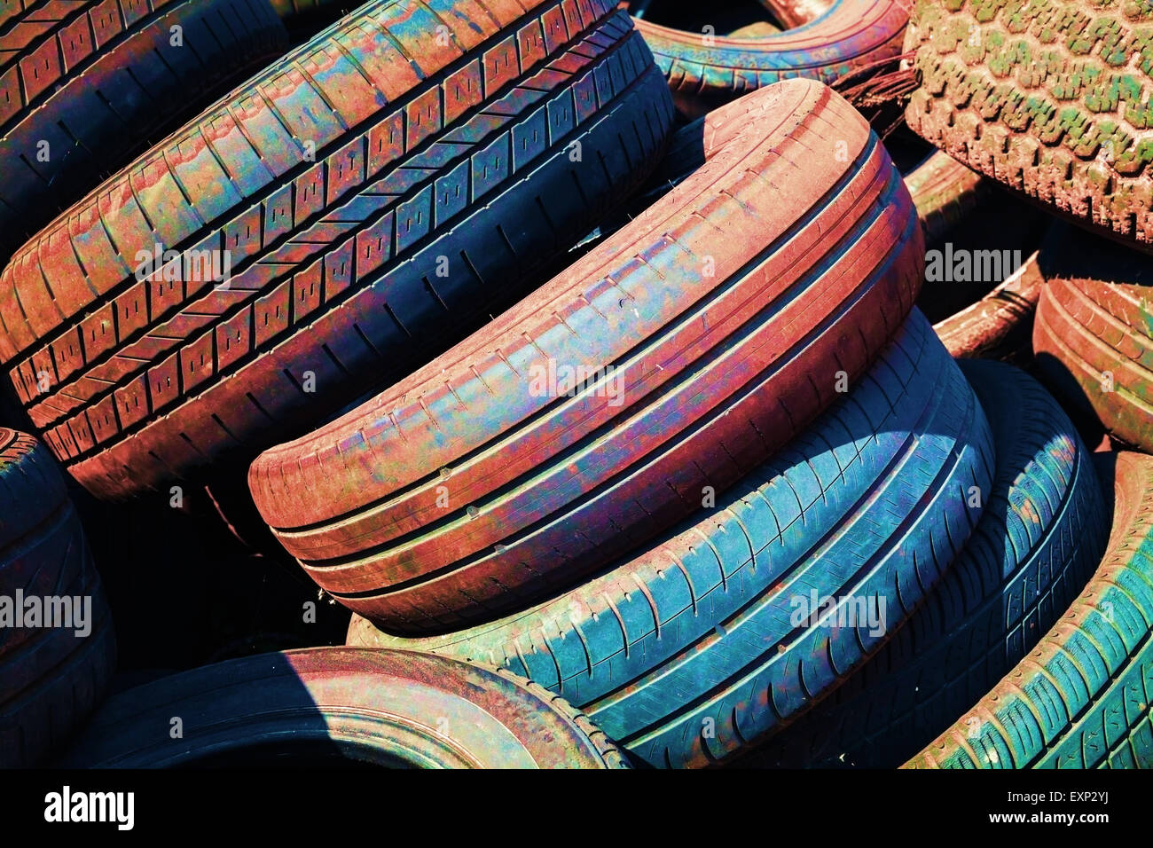 Tas de vieux usés les couleurs des pneus automobiles Banque D'Images