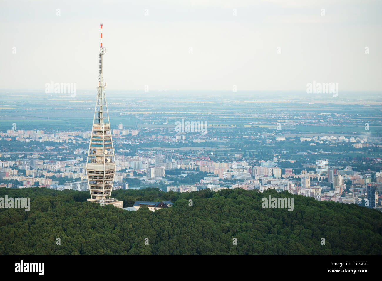 BRATISLAVA, SLOVAQUIE - 8 mai 2015 : Vue aérienne de la tour de transmission de télévision Kamzik entouré de forêts à Bratislava, Slovaquie Banque D'Images