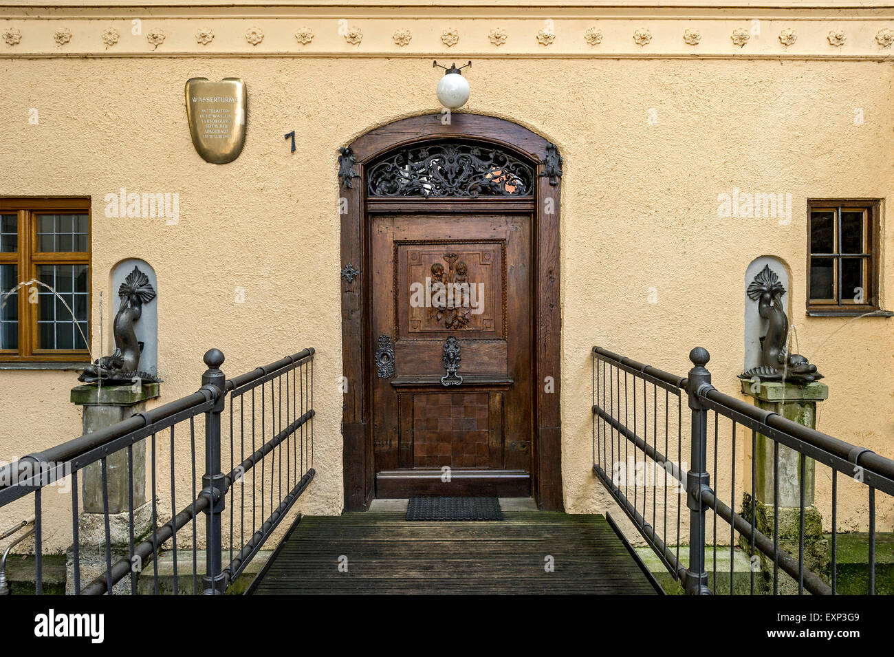 Entrée avec deux dauphins en bronze, haut, Brunnenmeister Wasserwerk Am Roten Tor waterworks, Augsburg, souabe, Bavière, Allemagne Banque D'Images