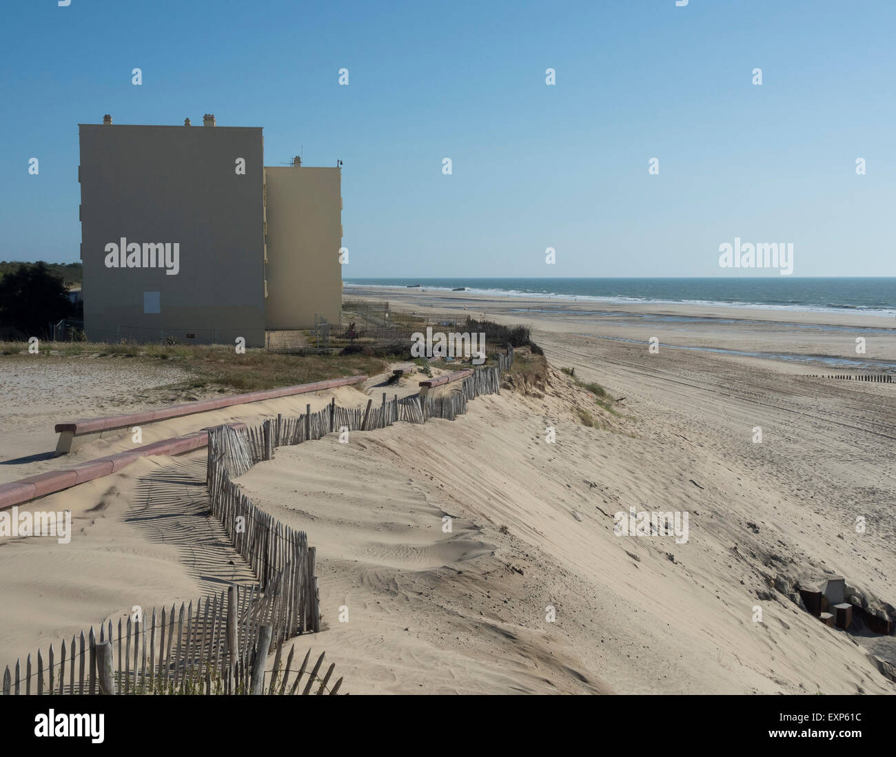 La construction de la "Résidence des signaux dont les habitants ont été expulsés à la suite de l'évolution rapide de l'érosion côtière. Soulac-sur-Mer France. Banque D'Images