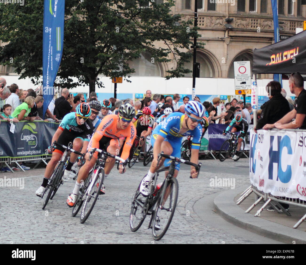 Les cyclistes participant à Sheffield Grand Prix race à travers le centre-ville - été 2014 Banque D'Images